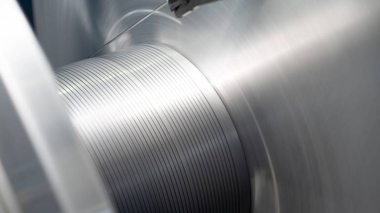 Close-up eines Coils aus schmalem Bandstahl